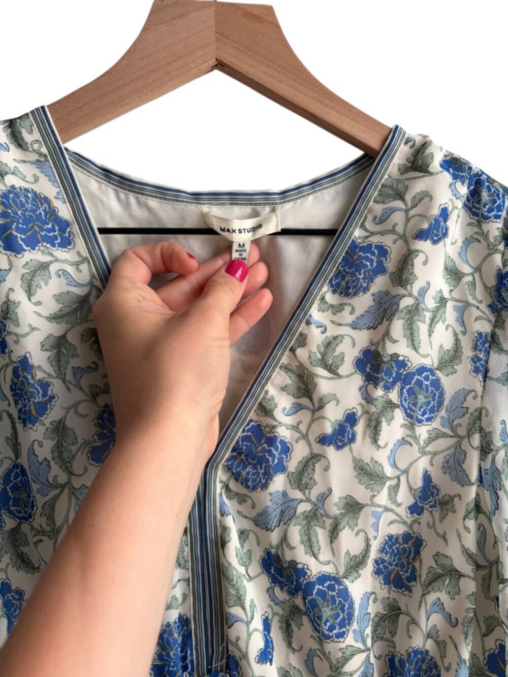 Women's MAX STUDIO Stretch White Blue Floral Smocked Waist Dress Size Medium - Picture 5 of 6